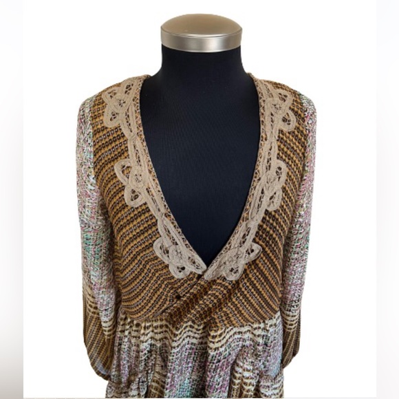 gimmicks by BKE Buckle Floral and Lace Boho Tunic Top Size Small - Picture 2 of 10